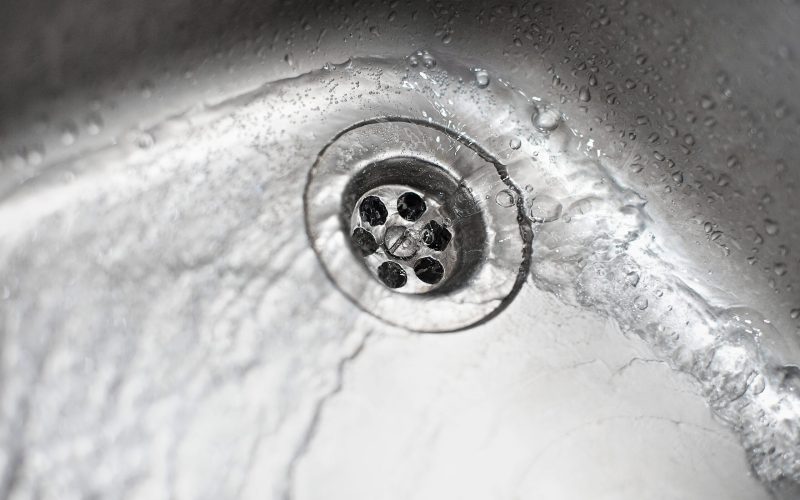 redemoinho-de-agua-descendo-pia